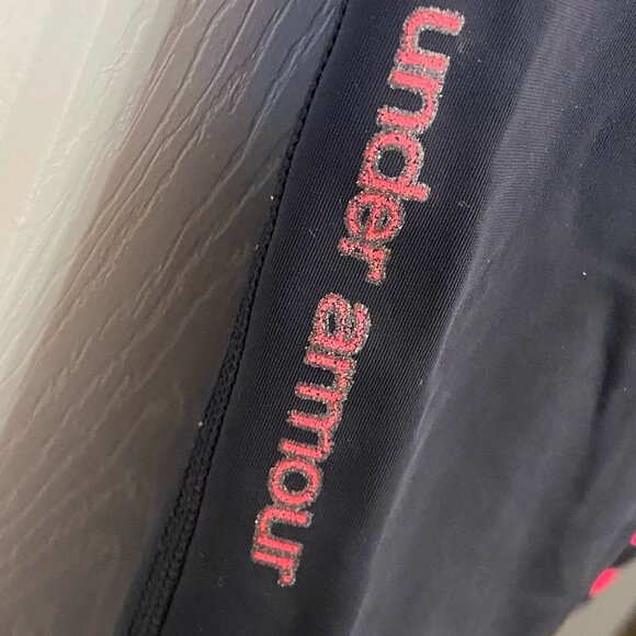 Under Armour HeatGear Black Capri Workout Pants/Leggings w/ Hot Pink Stripes (M) - Picture 5 of 6